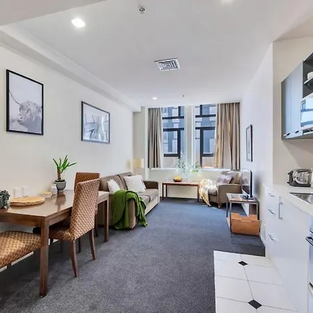 Urban Deco Apartment On Queen Street